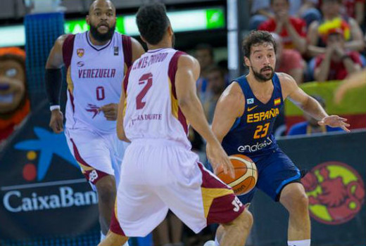 Llull bota la pelota en una acción del partido (Foto: feb.es)