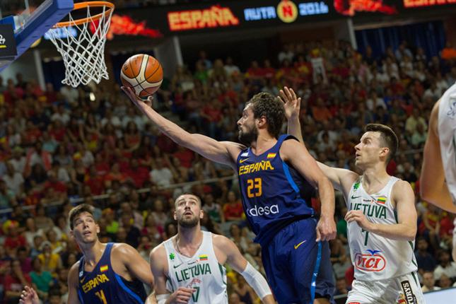 Llull ejecuta una bandeja en una acción del partido (Foto: FEB)