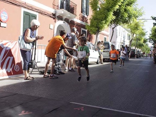 (Fotos) Calor, atletismo y diversión en la Milla d’Es Castell