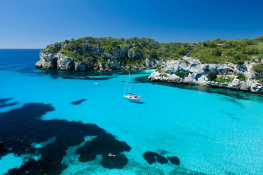 Playa de Macarella, en Ciutadella, en la imagen que acompaña al artículo.