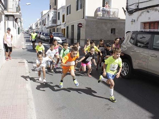 (Fotos) Calor, atletismo y diversión en la Milla d’Es Castell