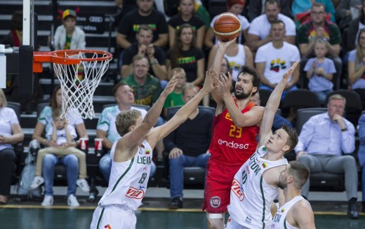 Sergio Llull lanza en un momento del partido.