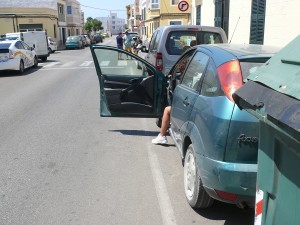 La caída se produjo tras abrir una de las puertas del coche.