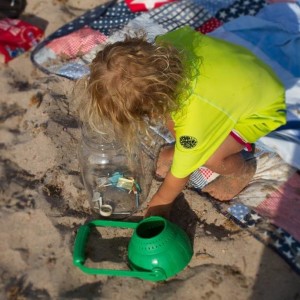 Un niño recoge residuos en una imagen captada en una playa de Menorca.