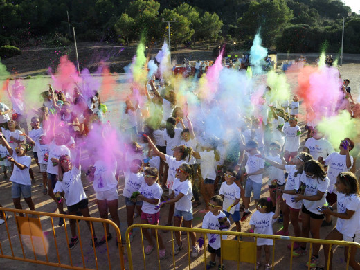 El buen rollo del Festival Holi se instala en Es Mercadal