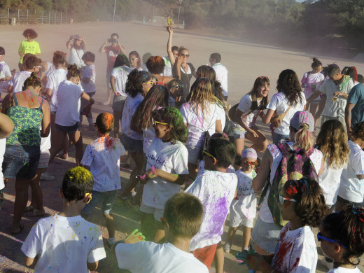 El buen rollo del Festival Holi se instala en Es Mercadal