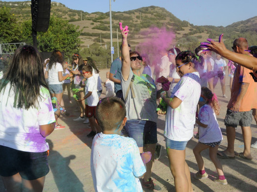 El buen rollo del Festival Holi se instala en Es Mercadal