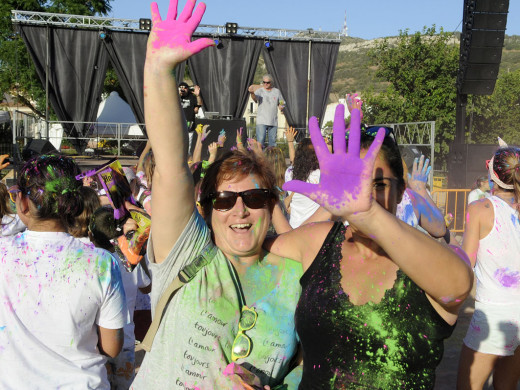 El buen rollo del Festival Holi se instala en Es Mercadal