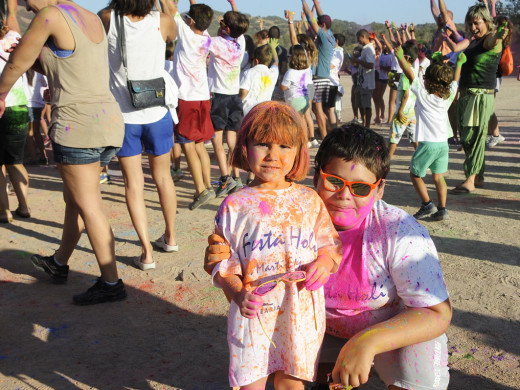 El buen rollo del Festival Holi se instala en Es Mercadal