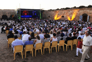 Un millar de personas aguardan al atardecer el inicio del concierto en el Hornabeque. FOTO.- Tolo Mercadal