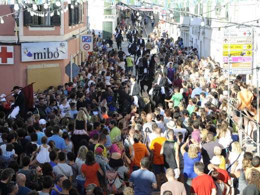 Explosión de fiesta en Es Mercadal