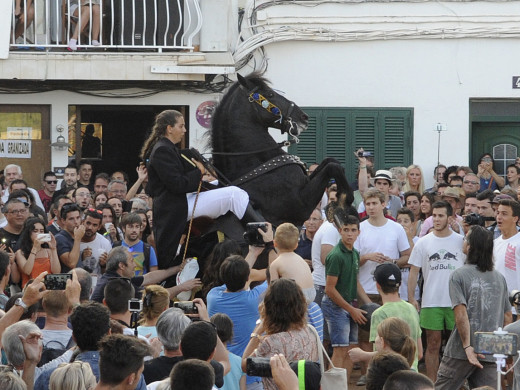 (Fotos) Fornells da inicio al fin de semana más festivo