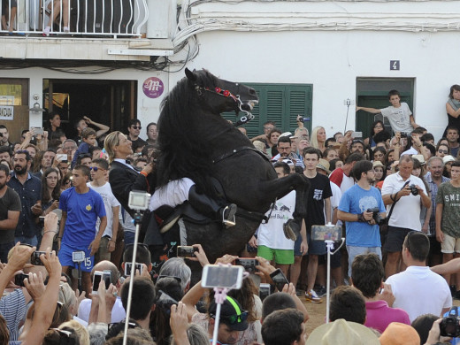 (Fotos) Fornells da inicio al fin de semana más festivo