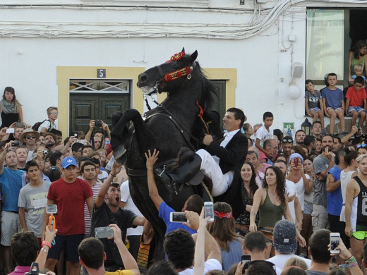 (Fotos) Fornells da inicio al fin de semana más festivo