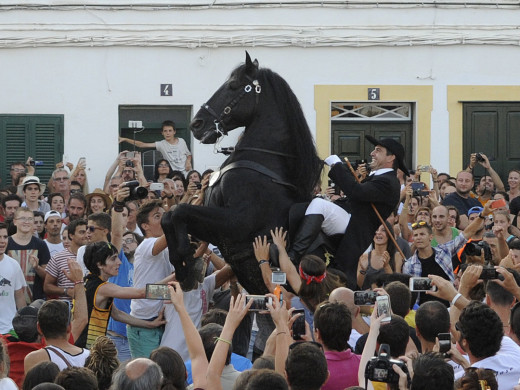 (Fotos) Fornells da inicio al fin de semana más festivo