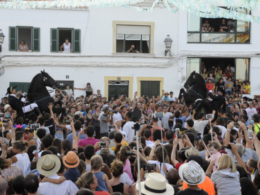 (Fotos) Fornells da inicio al fin de semana más festivo