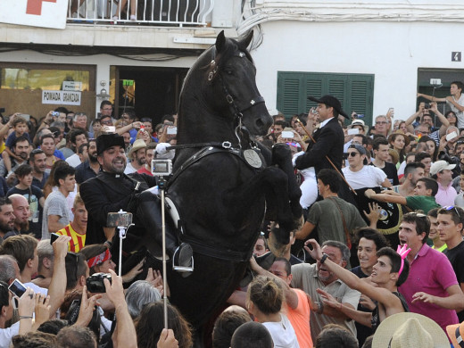 (Fotos) Fornells da inicio al fin de semana más festivo