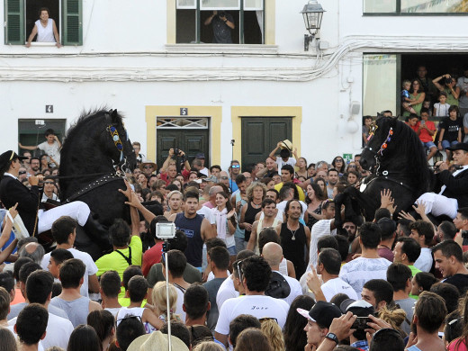 (Fotos) Fornells da inicio al fin de semana más festivo