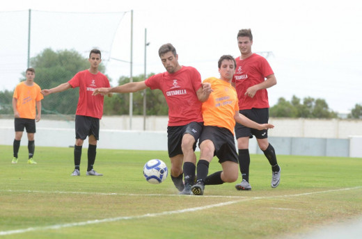 Acción de uno de los partidos de la competición de fútbol.