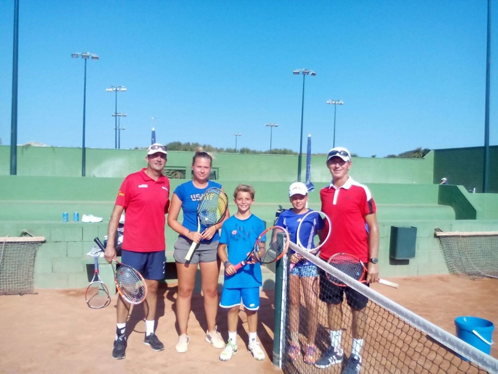 Rineberg, Ruz y  Virgili  en las pistas del Club de Tenis de Mahón.