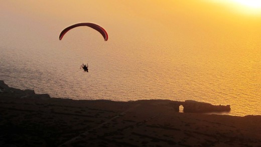 Imagen de archivo de un parapente volando sobre Menorca.