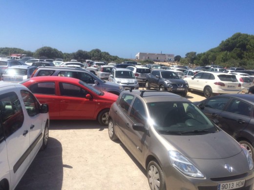 Imagen del parking de Son Bou repleto de coches (Foto: Tolo Mercadal)