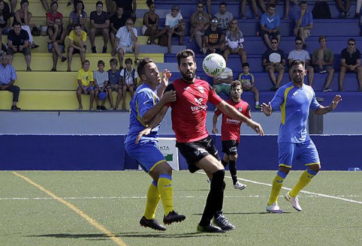 Kelio trata de frenar a Liñán (Fotos: deportesmenorca.com)