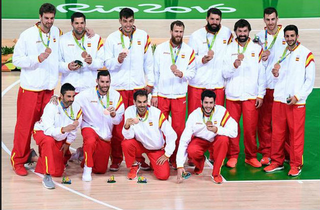 Llull, con la medalla junto al resto del equipo