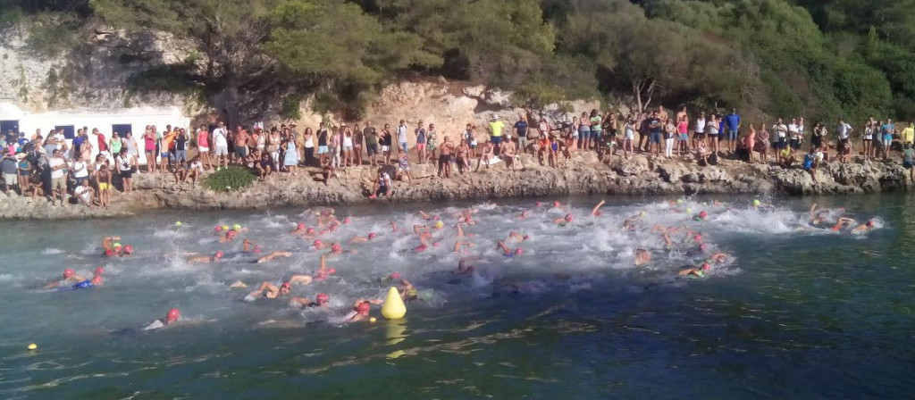 Momento de los primeros metros de la natación