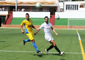 Pepo trata de alcanzar un balón.