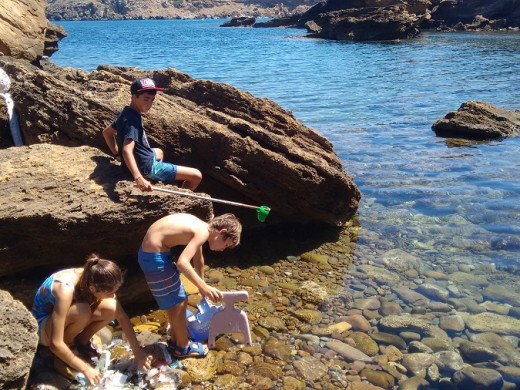 (Fotos) Una brigada familiar para limpiar la costa entre Fornells y Tirant