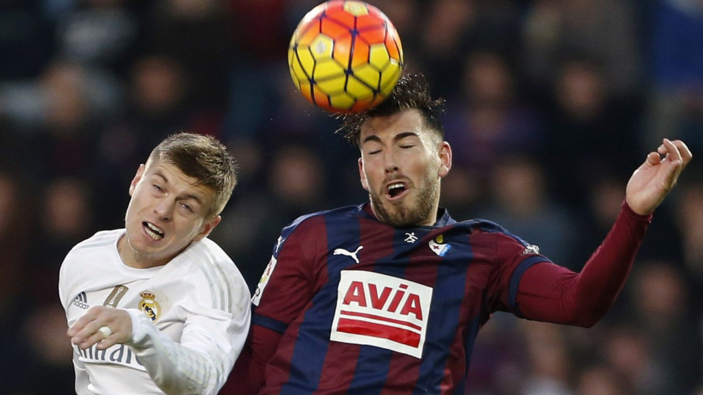 Sergi Enrich salta a por un balón ante Tony Kroos.