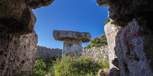 Las taulas son uno de los elementos más caraterísticos de la cultura talayótica de Menorca.