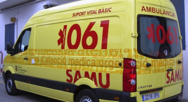 Una ambulancia del 061 trasladó a la herida al centro de salud Canal Salat.