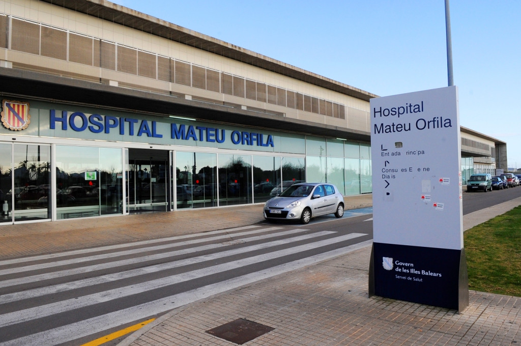 El joven se halla en el Hospital Mateu Orfila.