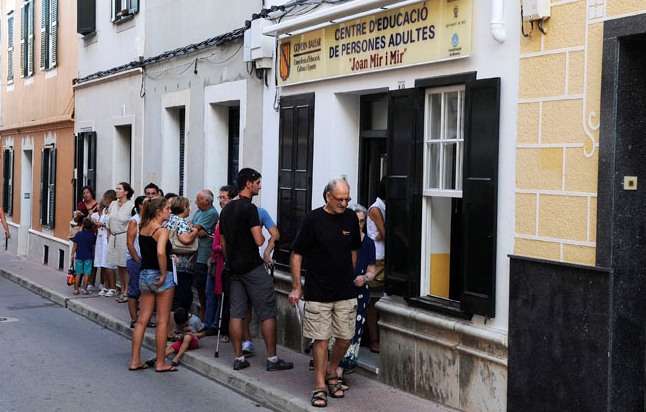 Este lunes volverán las colas para matricularse en la Escola d'Adults.