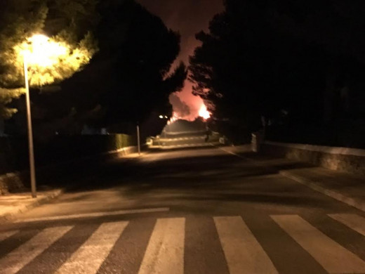 (Vídeo y galería de fotos) Estabilizado el incendio que ha obligado a desalojar a 600 personas en Addaia, Arenal d’en castell y Coves Noves