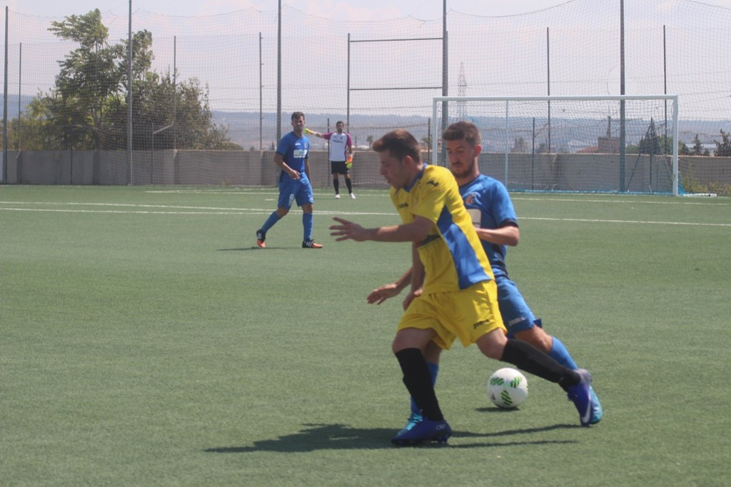 Heleniotrata de alcanzar un balón (Fotos: futbolbalear.es)