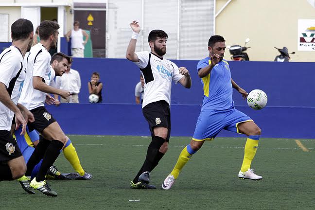 Juanlu controla ante Bueno (Fotos: deportesmenorca.com)