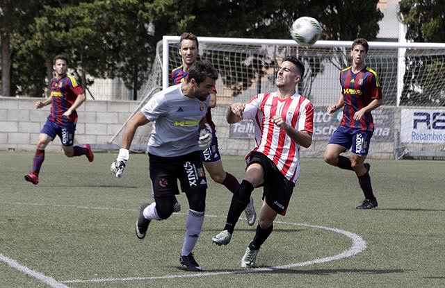 Molondro despeja ante Elliot en una secuencia del partido (Fotos: deportesmenorca.com)