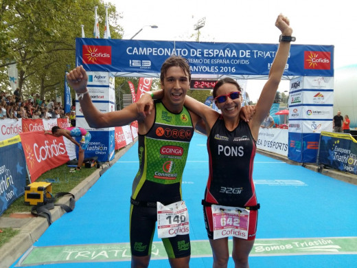 Sabater y Pons, en la meta de Banyoles (Foto: Xtrem Menorca Triatló)