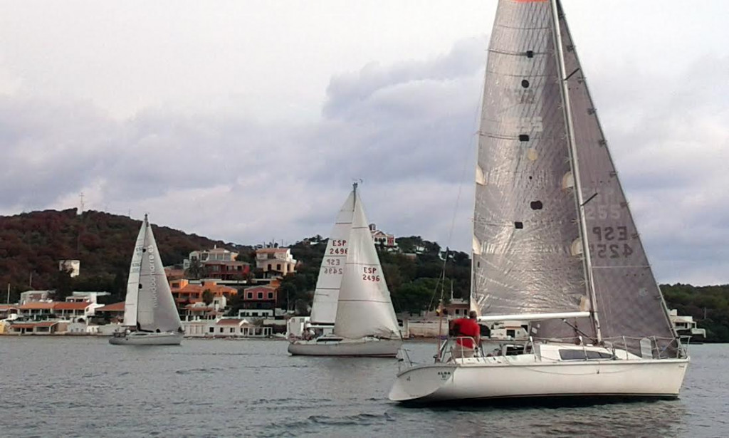 El "Alba III", en primer término, durante la regata.