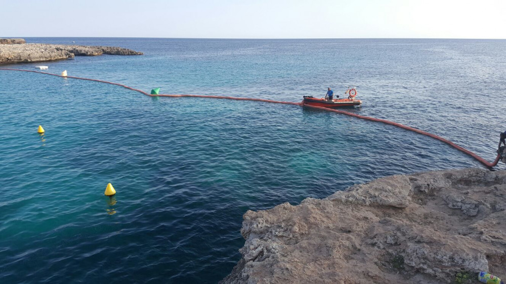 La barrera no es suficiente protección y se ha cerrado la playa de Cala en Bosch.