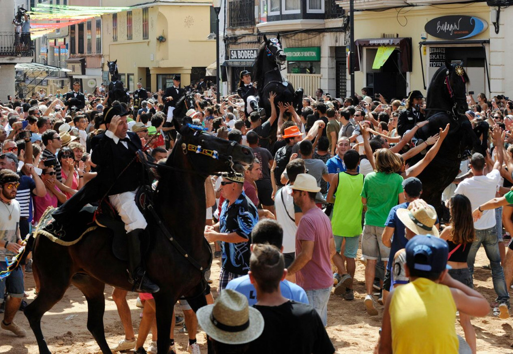 Jaleo en el centro de Maó.