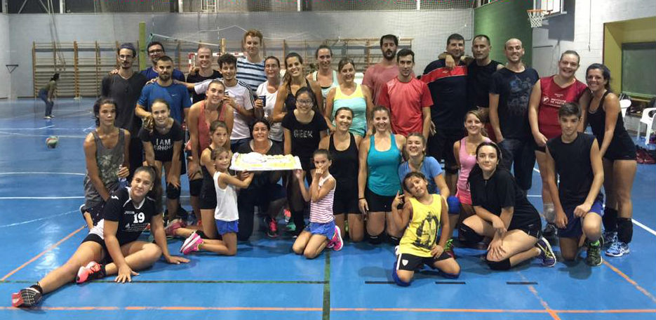 Foto de familia de toos los participantes (Fotos: Club Voleibol Maó)