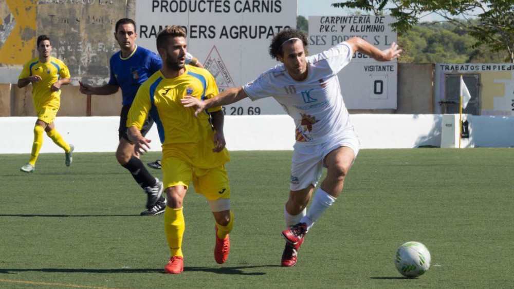 Izan trata de frenar a un jugador del Felanitx (Fotos: Pep Sila - futbolbalear.es)