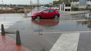 El agua acumulada podría dificultar la circulación.