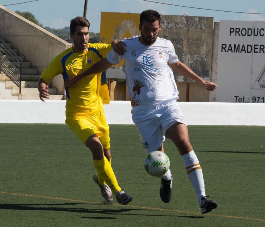 Marcos Vaquero trata de frenar a un jugador del Felanitx (Foto: futbolbalear.es)