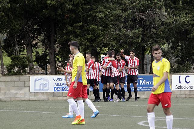 Celebración del primer gol del Mercadal (Fotos: deportesmenorca.com)