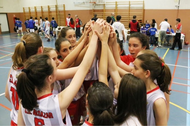 Saludo de un equipo femenino del Alcázar al acabar un partido.